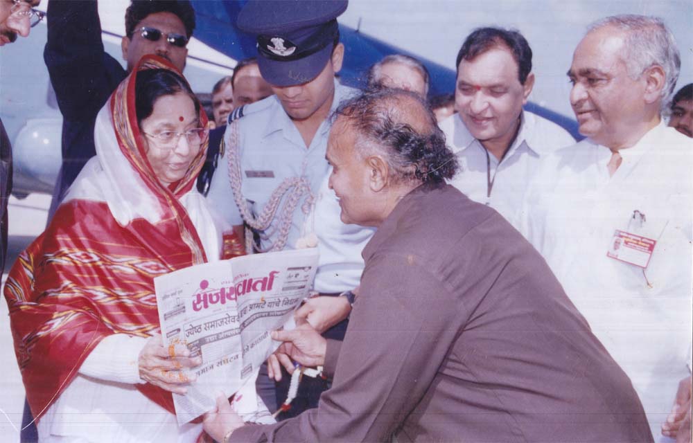 Ex. President of India Pratibhatai Patil with Editor Shivnath Rathi, Uttamsingh Pawar, Padmakar Mulay